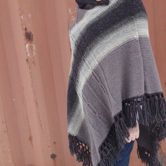 Vintage Ladies  100%  Wool Poncho With Fringes - Picture 4 of 8